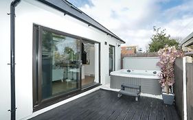 The Broadway Beach House With Hot Tub